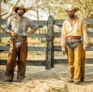 José Leôncio (Renato Góes) é filho de Joventino (Irandhir Santos) em 'Pantanal' (Foto: Reprodução / Globo / João Miguel Júnior)