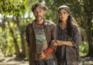 Maria Marruá (Juliana Paes) e Gil (Enrique Diaz) em 'Pantanal' (Foto: Reprodução / Globo / João Miguel Júnior) 
