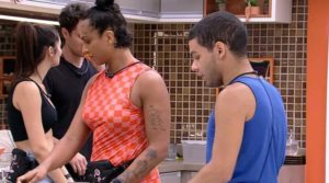 Lina dá chega pra lá em Vyni no BBB22 (Foto: Reprodução / Globoplay) Lina dá chega pra lá em Vyni no BBB22 (Foto: Reprodução / Globoplay)
