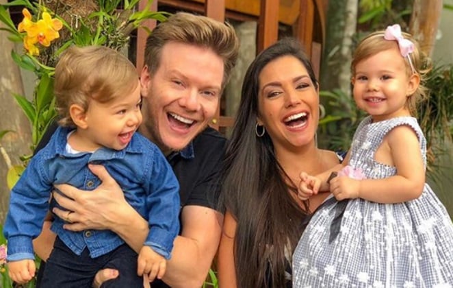 Michel Teló e Thaís Fersoza com seus filhos