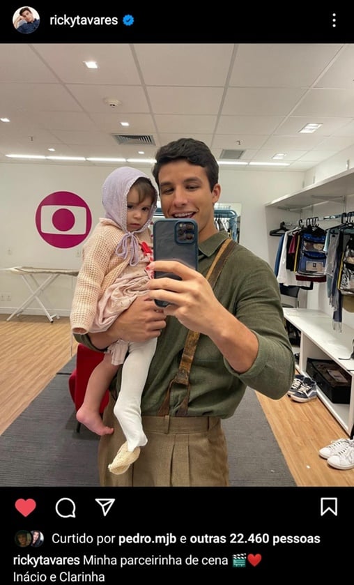 Ricky Tavares posa no camarim da Globo com atriz mirim,que vive Clarinha 
