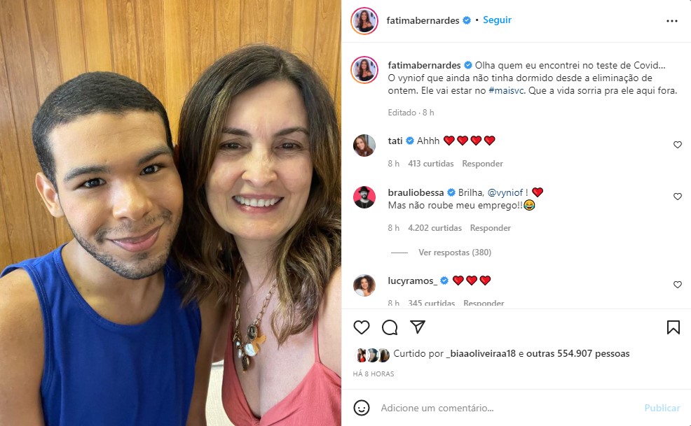 Fátima Bernardes ao lado de Vinicius, eliminado do BBB22 - Foto: Reprodução