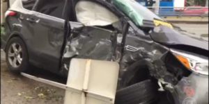 Carro ficou completamento destruído (Foto: Reprodução)