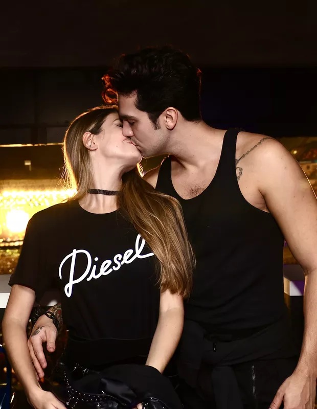 Luan Santana beijando a amada (Foto: Divulgação)