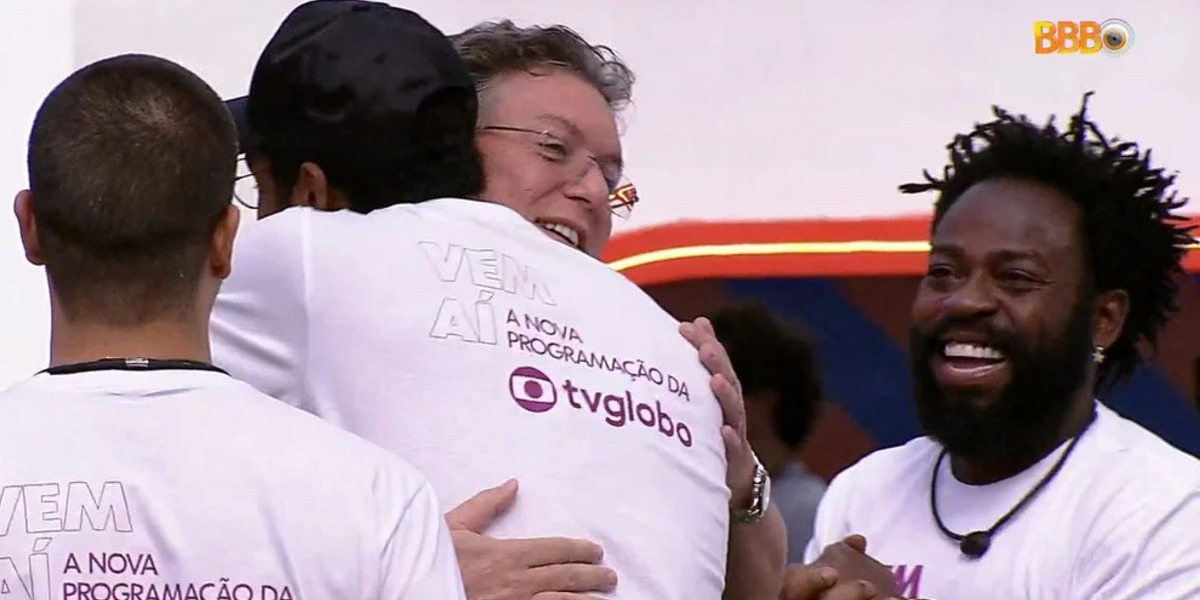 BBB22: Boninho entra na casa e abraça os brothers (Foto: Reprodução)