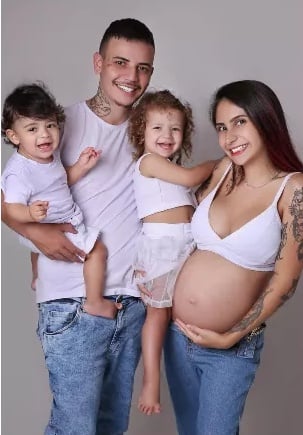 Igor Wender ao lado da esposa e dos filhos (Imagem: Reprodução)