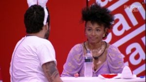 BBB22: Natália procura bebida em ação de Páscoa (Foto: Reprodução)