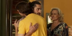 Paula abraçará Roni na novela Quanto Mais Vida Melhor (Foto: Reprodução/Globo)