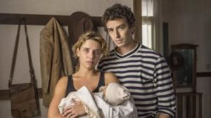 Levando o filho recém-nascido, Madeleine (Bruna Linzmeyer) foge com Gustavo (Gabriel Stauffer) e tem briga feia com Filó (Letícia Salles) em 'Pantanal' (Foto: Reprodução / Globo)