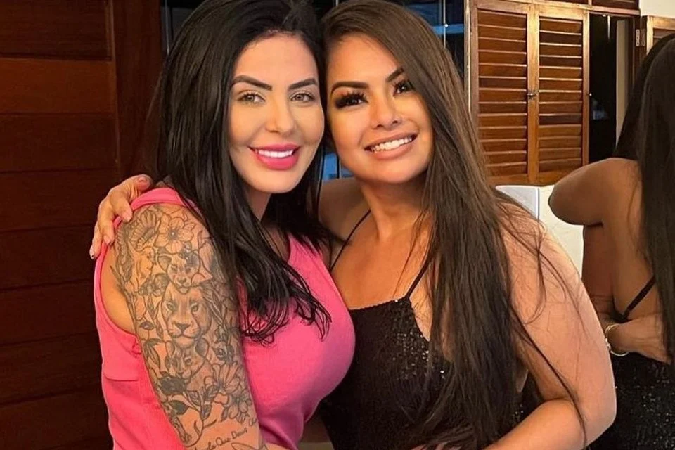 Paulinha Abelha ao lado da pastora Renallida Carvalho (Foto: Reprodução)