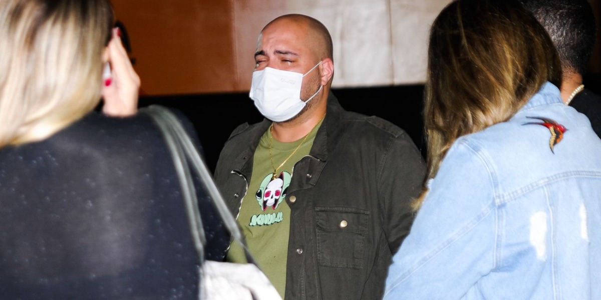 Tiago Abravanel chorou no Hospital das Clínicas, onde Rodrigo Mussi está internado (Foto: AgNews/Eduardo Martins)