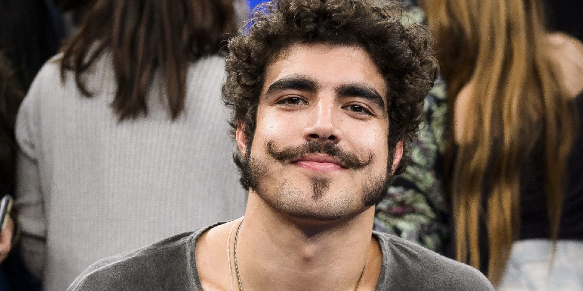 Caio Castro está passando por tratamento para alongar fios de cabelos (Foto: Divulgação)