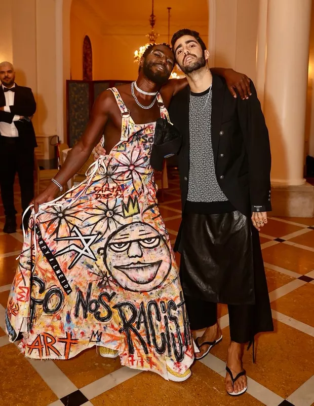 Jonathan Azevedo ao lado de Pedro Scooby no Baile da Vogue (Foto: Reprodução)