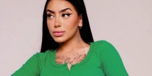 Mirella surge com seios de fora em vídeo, escandaliza ao ficar de 4 e puxa fio-dental no limite: “Gostosa”
