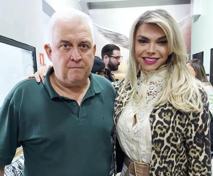 Léo Aquilla ao lado de prefeito (Foto: Instagram) 