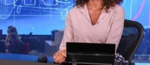 Âncora do Jornal Nacional confirma que está grávida ao vivo e leva colega aos prantos: “Um bebê aqui no forninho”