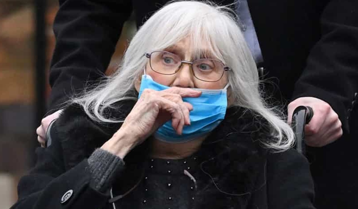 A atriz britânica, Anna Karen, aos 85 anos e debilitada na carreira de rodas 