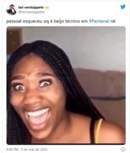 Internautas repercutiram sobre o beijo dos protagonistas de Pantanal (Foto: Reprodução / Globo) 