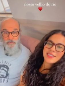 Osmar Prado e Bella Campos na sala de espera do aeroporto para gravar cenas de 'Pantanal' (Reprodução / Instagram)