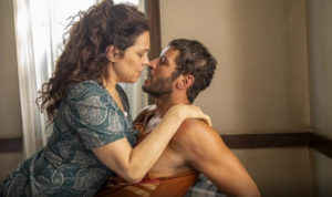 Maria Bruaca (Isabel Teixeira) vai trair o marido ao transar com Levi (Leandro Lima) em Pantanal (Foto: Reprodução / Globo)