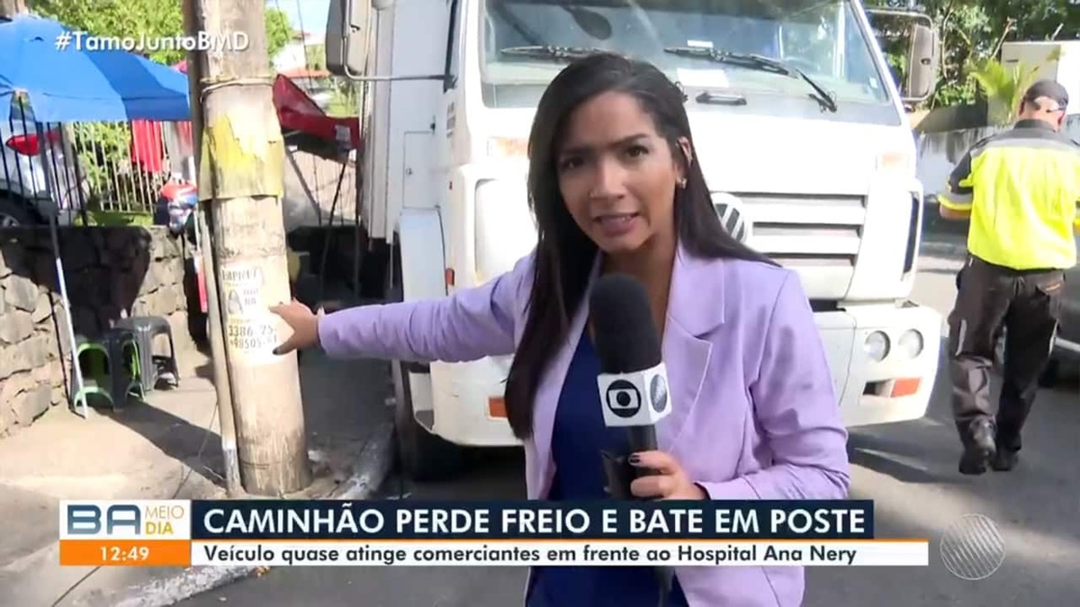 A repórter Camila Oliveira momentos antes do susto ao vivo na Globo 