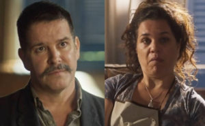 Maria Bruaca (Isabel Teixeira) tenta matar Tenório (Murilo Benício) em Pantanal (Foto: Reprodução / Globo)