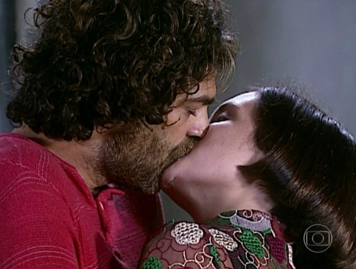 http://tvfoco.uai.com.br/wp-content/uploads/2015/05/Daniela-Mercury.jpg