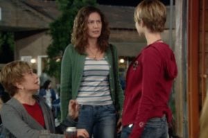 Flora (Patrícia Pillar) e Lara (Mariana Ximenes) se conhecem em A Favorita (Foto: Reprodução / Globo)