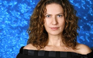 Patrícia Pillar interpreta Flora em A Favorita; ressentida, personagem tem trauma de rejeição (Foto: Reprodução / Globo)