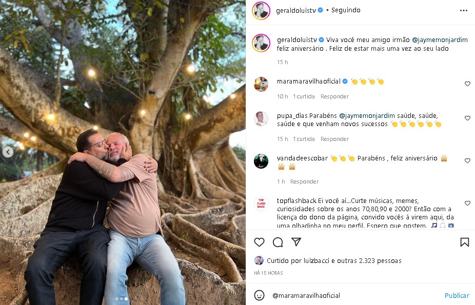 Geraldo Luís surgiu dando beijo em famoso diretor de novelas (Foto: Reprodução/ Instagram)