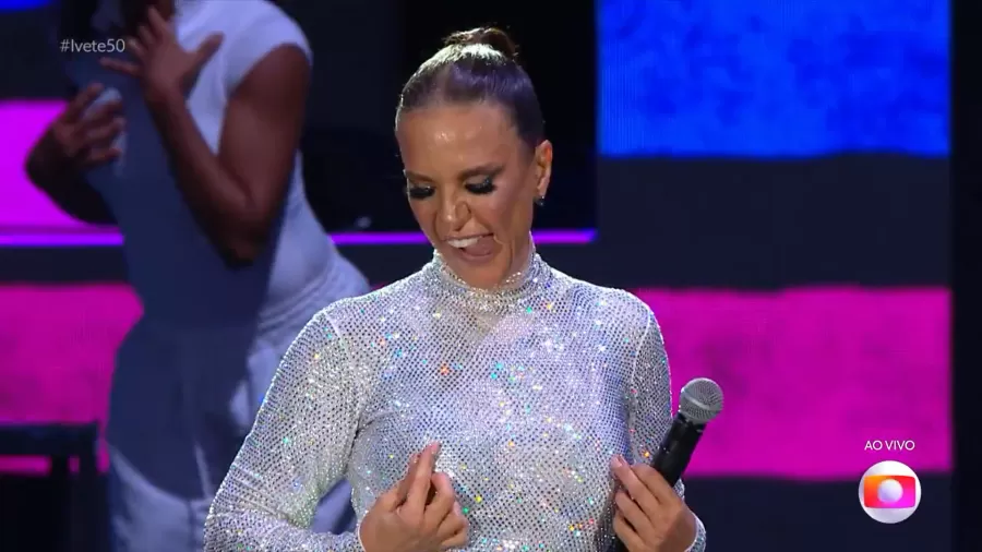 Ivete Sangalo brincou com os mamilos durante show transmitido pela Globo (Foto: Reprodução)
