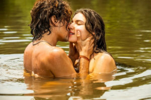 Jove (Jesuíta Barbosa) e Juma (Alanis Guillen) se beijam em cena de 'Pantanal' (Foto: Reprodução / Globo)