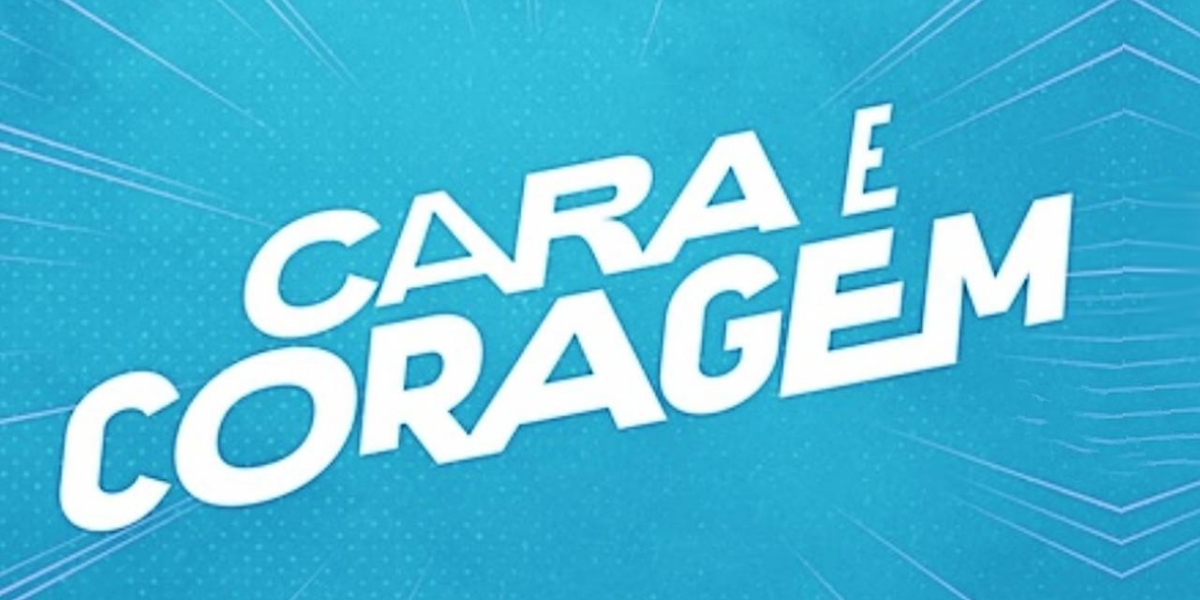 logo de Cara e Coragem escrito em branco e fundo azul claro