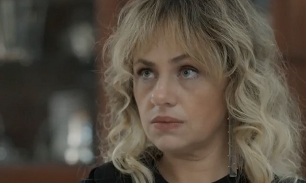 Madeleine (Karine Teles) em avião pouco antes de queda; madame reaparecerá em Pantanal (Foto: Reprodução / Globo)