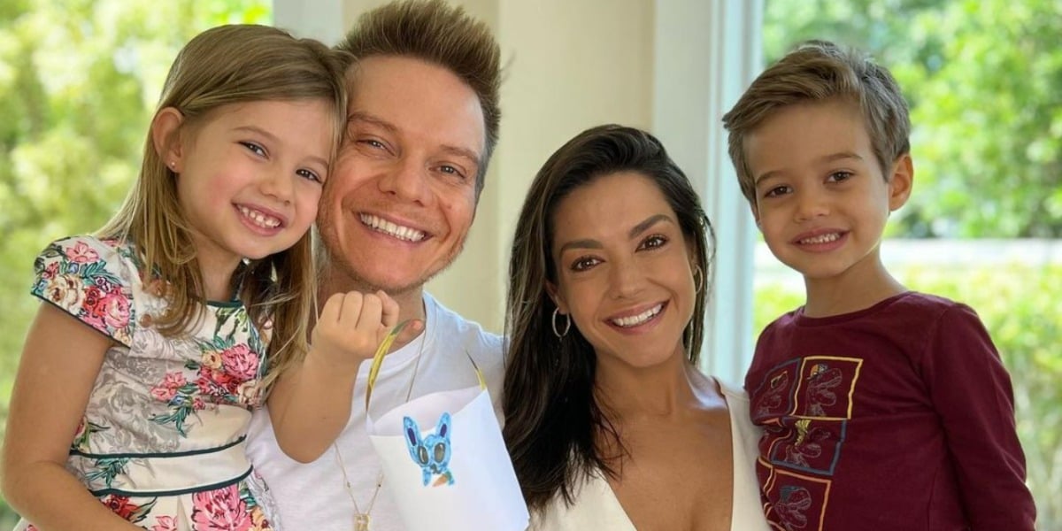Michel Teló, Thaís Fersoza e os filhos do casal, Melinda e Teodoro - Foto: Reprodução