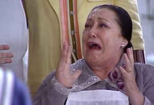 Mimosa comete crime para ajudar Catarina em O Cravo e a Rosa (Foto: Reprodução / Globo)