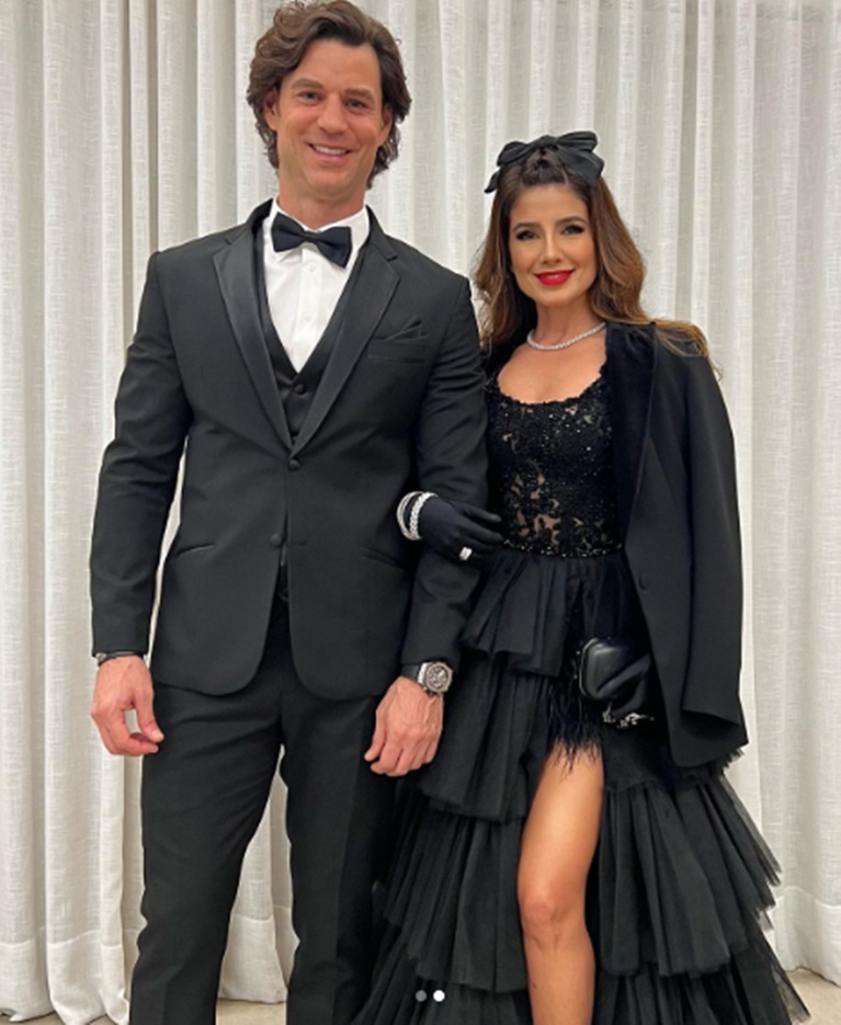 Paula Fernandes ao lado de seu namorado