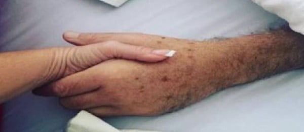 Marcelo Rezende de mãos dadas com a namorada antes da morte (Foto: Reprodução)