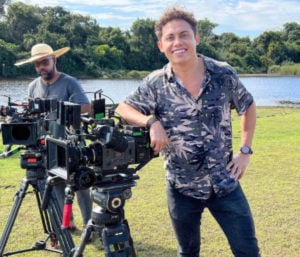 Silvero Pereira como o mordomo Zaquieu em cena da novela Pantanal: ator está no Mato Grosso do Sul (Foto: Reprodução / Globo)