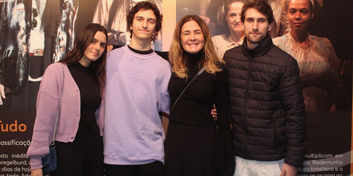 Adriana Esteves aparece com filhos e nora em peça de teatro