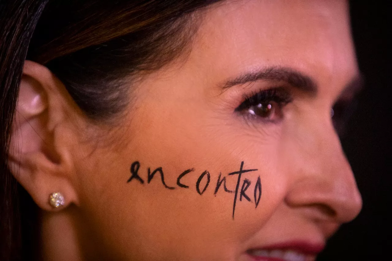 Fátima Bernardes exibindo tatuagem feita para programa especial do Encontro (Foto: Reprodução)