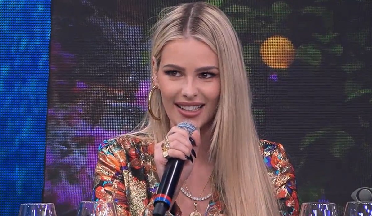 Yasmin Brunet fica constrangida, mas responde questionamento 