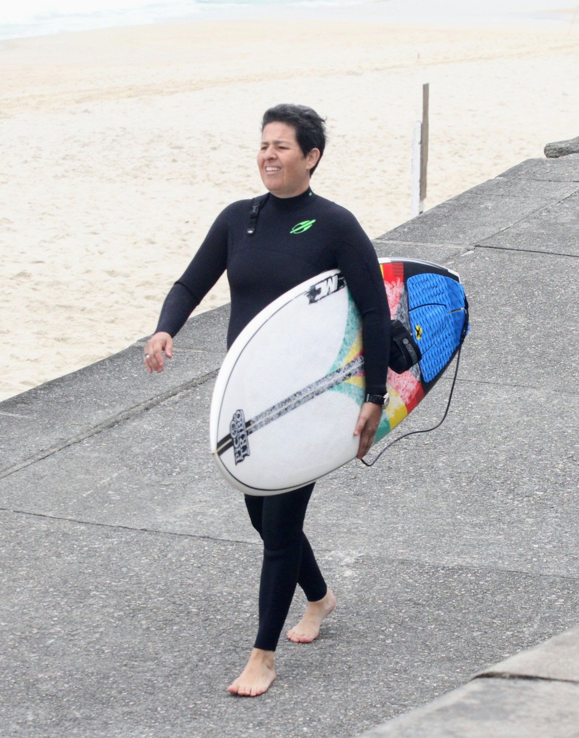 Adriane Bonato foi flagrada surfando (Foto: AgNews0