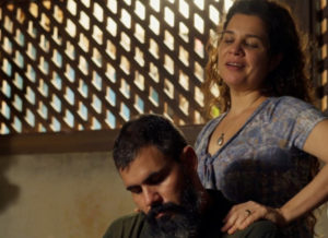 Maria Bruaca (Isabel Teixeira) vai realizar fetiche com Alcides (Juliano Cazarré) em Pantanal (Foto: Reprodução / Globo)