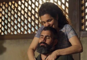 Alcides (Juliano Cazarré) se surpreenderá com pedido de Bruaca (Isabel Teixeira) na cama em Pantanal (Foto: Reprodução / Globo)