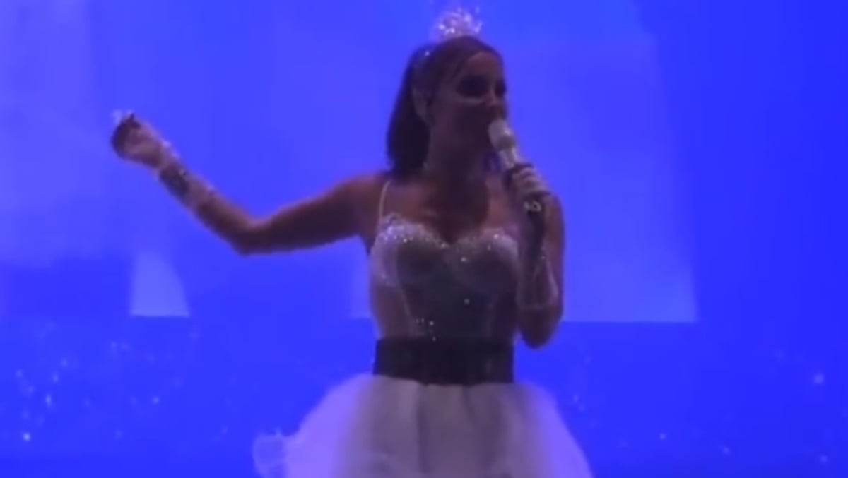 Imagem de Claudia Leitte soltando o verbo após saber que seu show  deverá terminar antes do previsto 