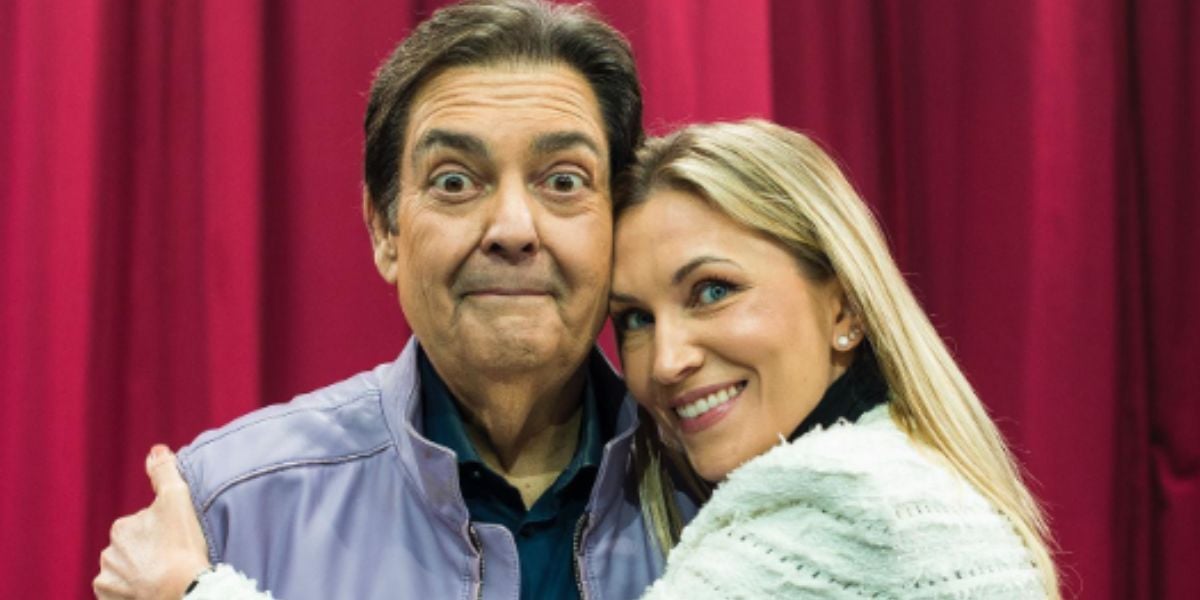 "Quem aguenta?", Faustão dá de costas para Anne, loira deixa ele falando sozinho e detona: "Eu estou aqui"