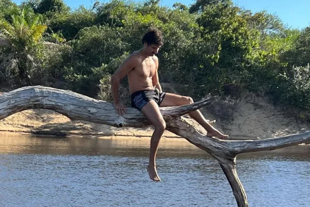 Guito, que vive o Tibério em Pantanal, causou com foto ousada em cima do tronco de árvore (Foto: Reprodução/ Instagram)