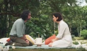 Heloísa (Paloma Duarte) ficará comovida com surpresa de Leônidas (Eriberto Leão) e o beijará em Além da Ilusão (Foto: Reprodução / Globo)
