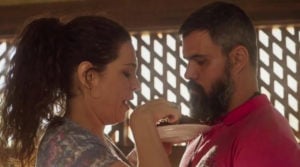 Maria Bruaca (Isabel Teixeira) transará com Alcides (Juliano Cazarré) na cama do marido em Pantanal (Foto: Reprodução / Globo)